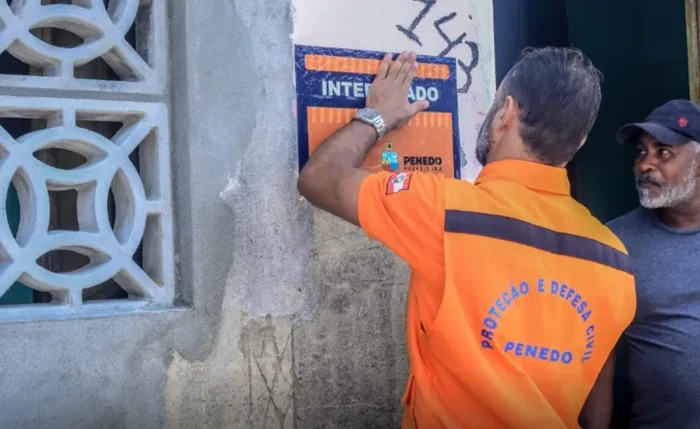 Moradores seguem fora de casa com auxílio da prefeitura enquanto relatório técnico é produzido Moradores seguem fora de casa com auxílio da prefeitura enquanto relatório técnico é produzido