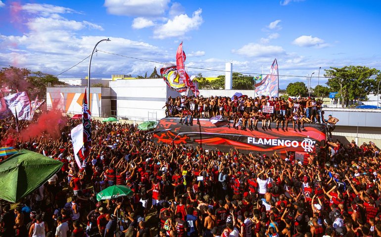 Flamengo embarca para final da Libertadores com festa da torcida