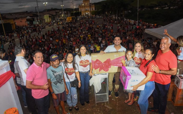 Prefeita Angela Vanessa entrega centenas de prêmios na festa do Dia das Mães em São José da Laje