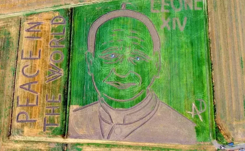 Artista cria retrato gigante de Papa em plantação na Itália