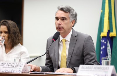 Rafael Brito apresenta relatório final da lei que cria o SUS da Educação
