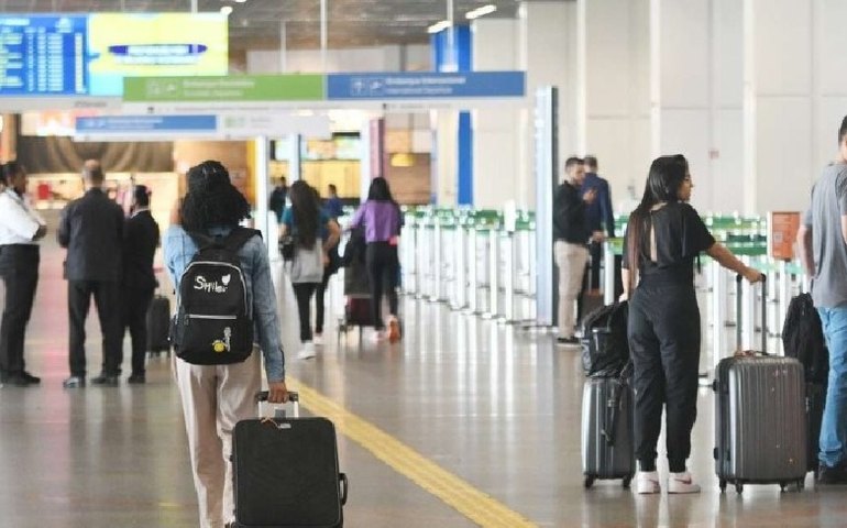 Greve de pilotos e comissários entra no 3° dia sem avanço nas negociações