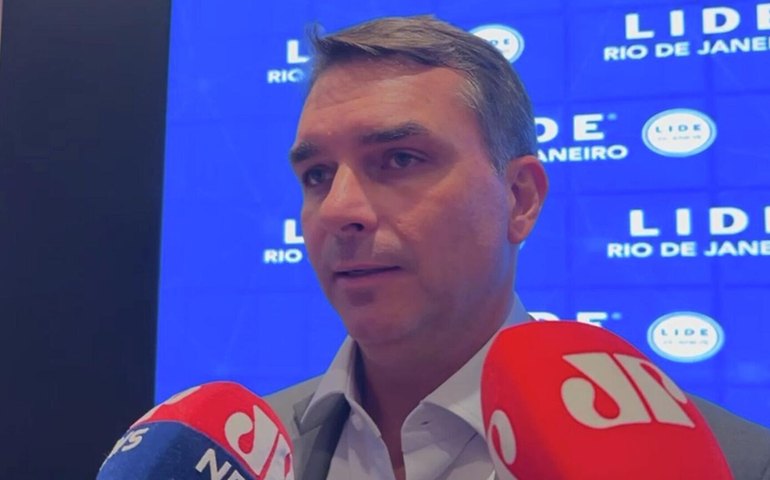 Flávio Bolsonaro defende classificação de PCC e CV como terroristas e cita avanço em pesquisas