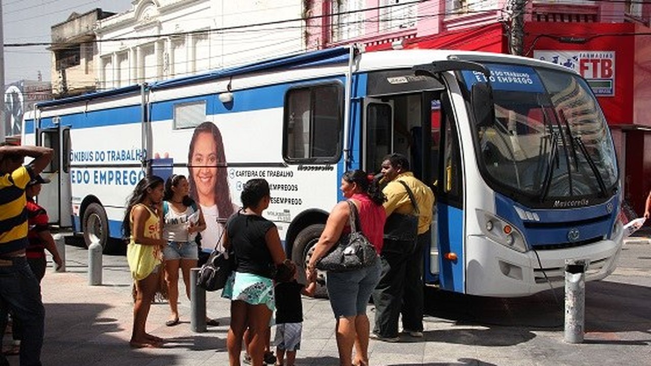 Ônibus do Trabalho e Emprego faz mais de 700 atendimentos em dois meses