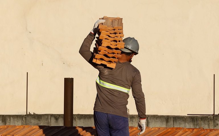 Salário na construção recua 22% em dez anos, diz IBGE