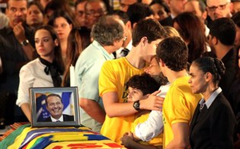 Pernambucanos se despedem de ex-governador Eduardo Campos no Recife