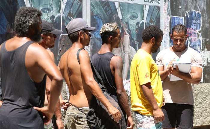 Pessoas se organizam em fila para se cadastrarem para almoço gratuito no centro de acolhimento do projeto Fraternidade na Rua, na Lapa, região central da cidade Pessoas se organizam em fila para se cadastrarem para almoço gratuito no centro de acolhimento do projeto Fraternidade na Rua, na Lapa, região central da cidade