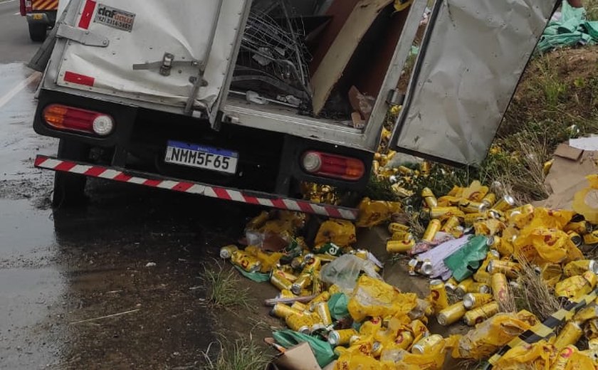 Motorista fica preso às ferragens após capotamento em Jaramataia