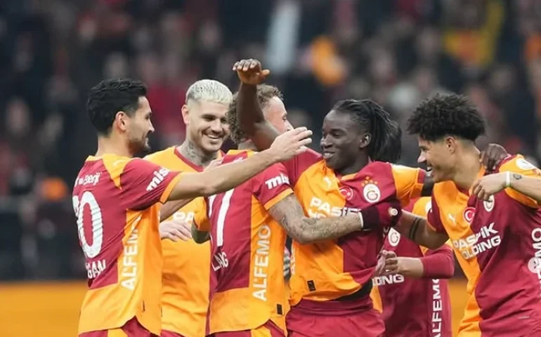 Jogador do Galatasaray sofre amputação parcial de dedo durante confronto com o Liverpool