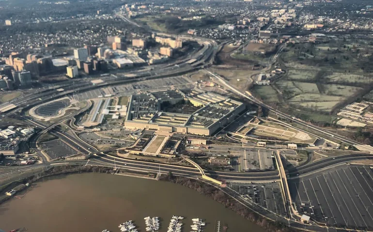 Pentágono vai remover escritórios de mídia depois que juiz restabelecer credenciais de imprensa do New York Times