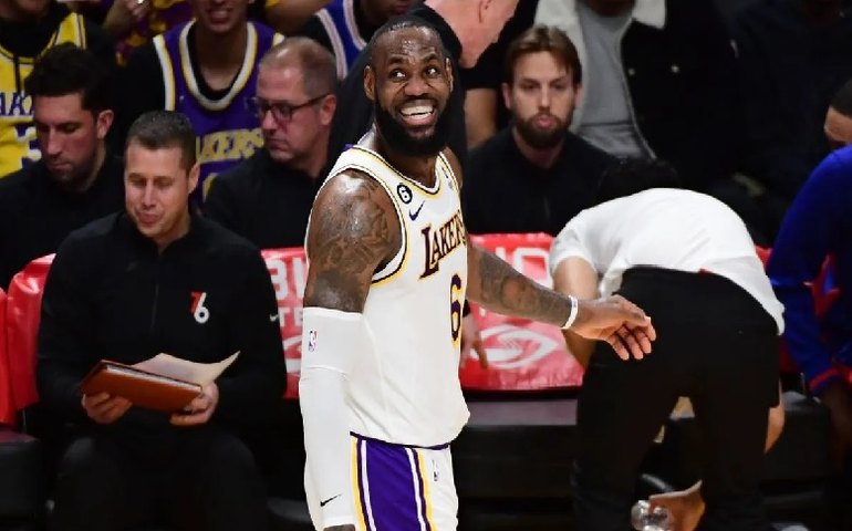 LeBron James faz história, mas Lakers perdem para o Philadelphia 76ers na NBA
