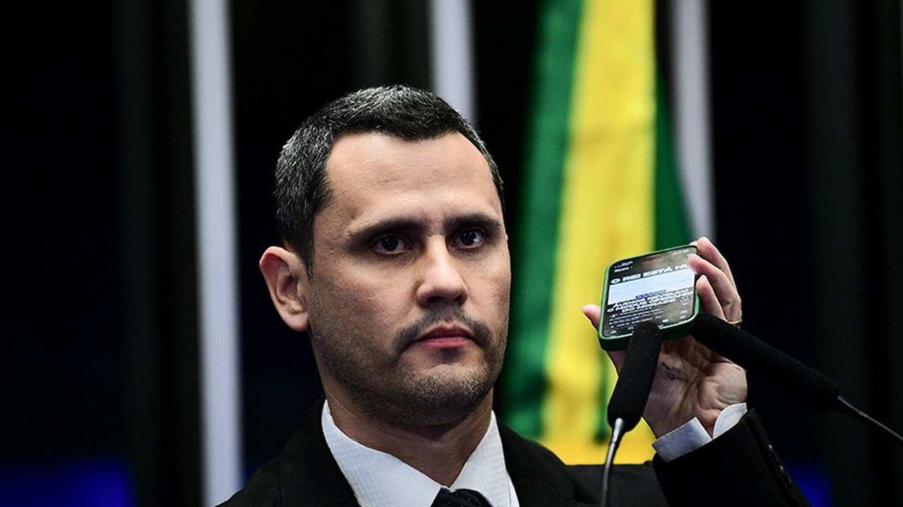 Republicanos deve anunciar Cleitinho fora da disputa em Minas, e prepara acordo com PL de Flávio para apoiar Marcelo Aro ao governo