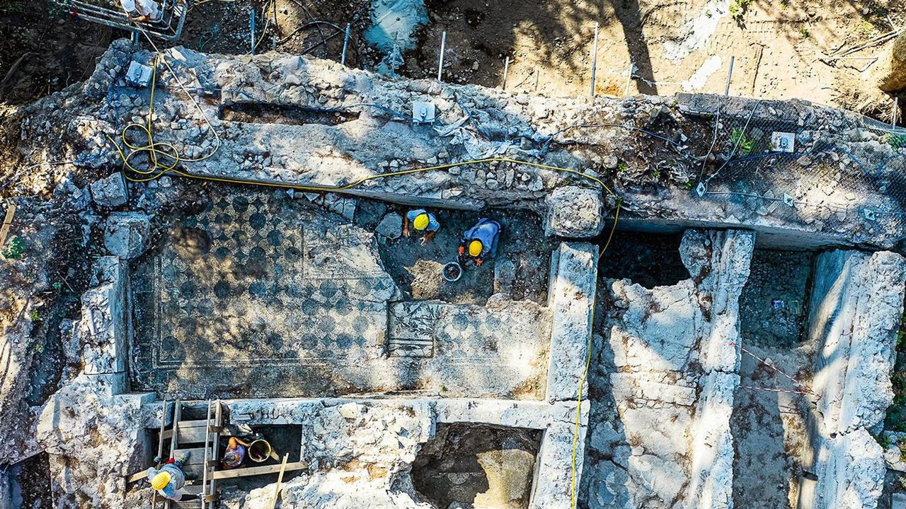 Mosaico marinho em possível quartel romano reacende mistério sobre complexo na Roma imperial (FOTOS)