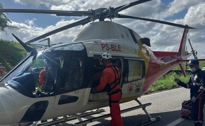 Vítima de tombamento de caminhão em Joaquim Gomes é socorrida de helicóptero
