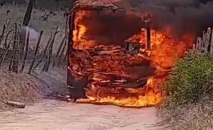 O ônibus foi completamente consumido pelas chamas, não houve feridos
