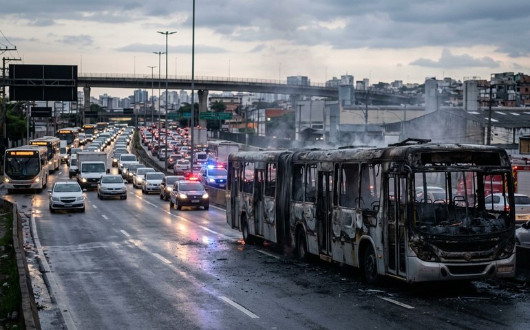 Incêndio em ônibus complica trânsito na Avenida Brasil, em São Cristóvão