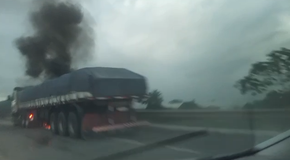 Carreta pega fogo na BR 101 em Itabaiana