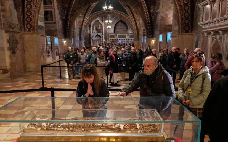 Exibição dos ossos de São Francisco de Assis confirma o fascínio duradouro das relíquias para os cristãos