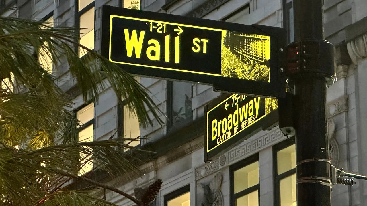 Ações americanas sobem perto de sua máxima histórica após o último relatório de empregos aliviar as preocupações com a inflação.