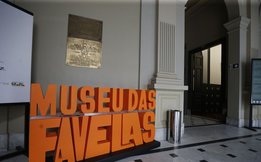 Museu das Favelas: exposição celebra trajetória do poeta Sérgio Vaz