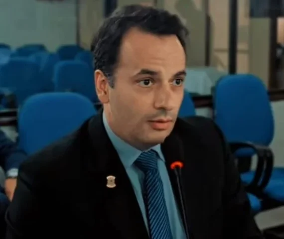 Helenildo Neto leva à Câmara denúncia de mães sobre cobrança e falta de fardamento na rede municipal