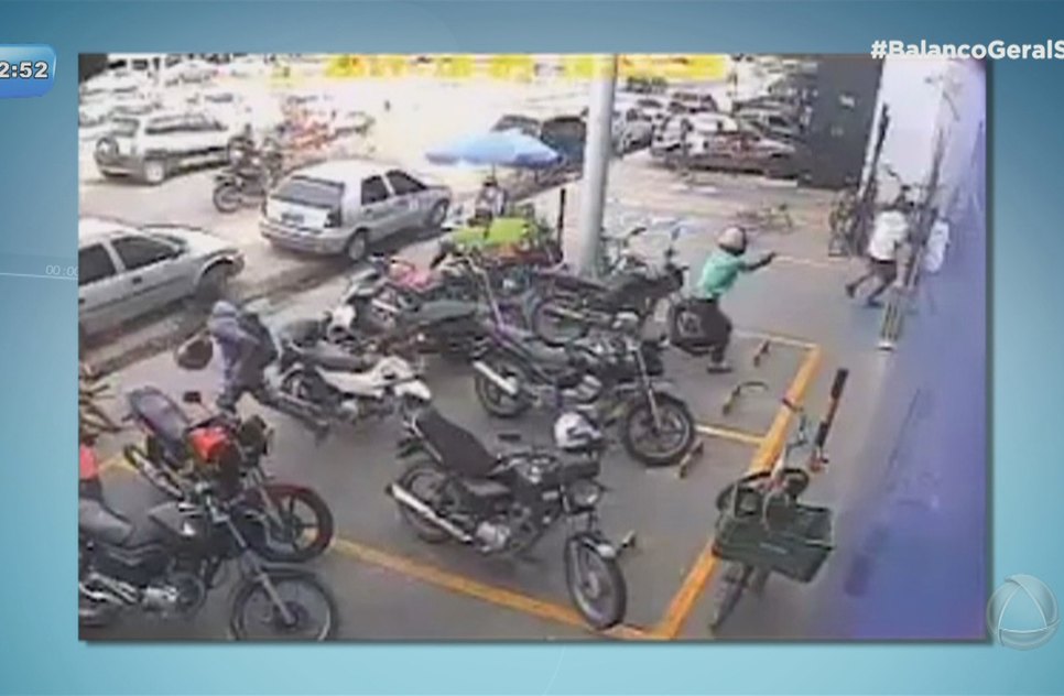 Imagens do latrocínio no interior de uma agência bancária são divulgadas