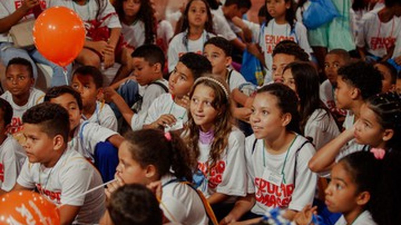 Bienal de Alagoas recebe primeiros estudantes para visitação