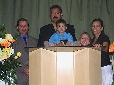 Pr. Silvio Vinícius com sua esposa e filha
