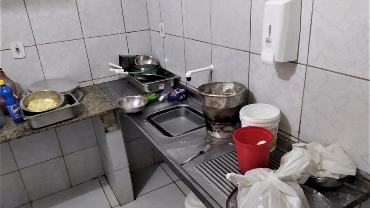 Vigilância Sanitária interdita pizzaria no bairro do Prado