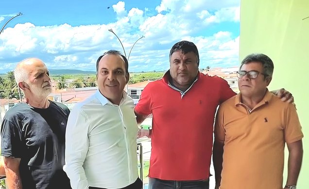 Franscisco Sales ao lado de apoiadores. Fonte: Assessoria