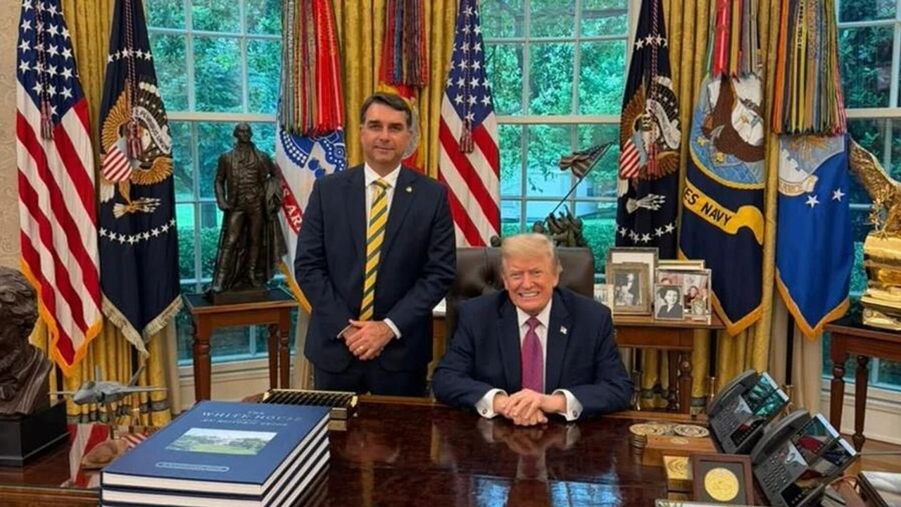 Camisa da seleção retida, entrada rápida de Eduardo e recado de Bolsonaro: os bastidores do encontro entre Flávio e Trump