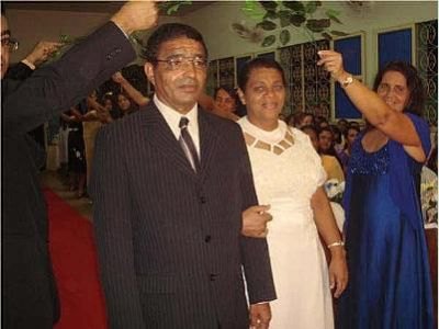 Casal recebe homenagens da igreja em Serraria
