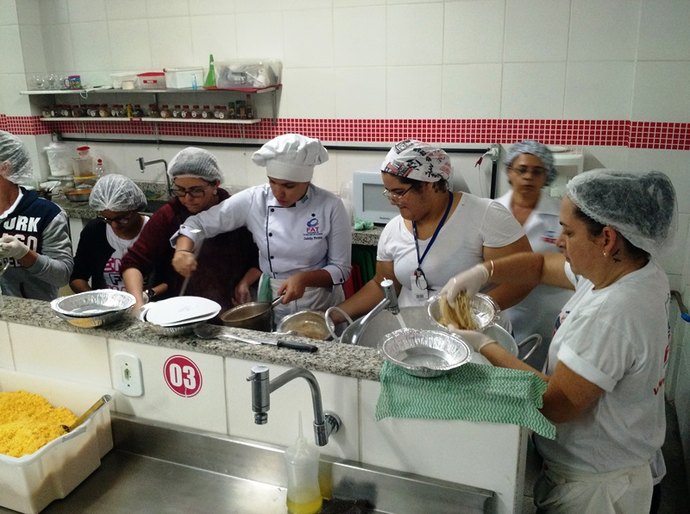 Gastronomia do Bem: alunos da FAT produzem e distribuem refeições para vítimas das enchentes