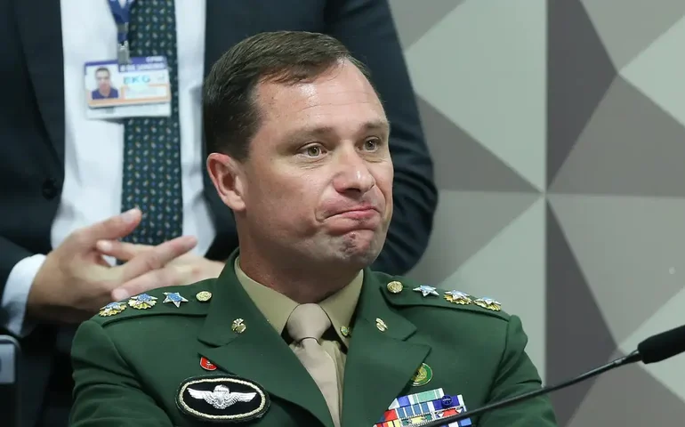 Exército retira Mauro Cid e mais quatro da lista de promoção para posto de coronel