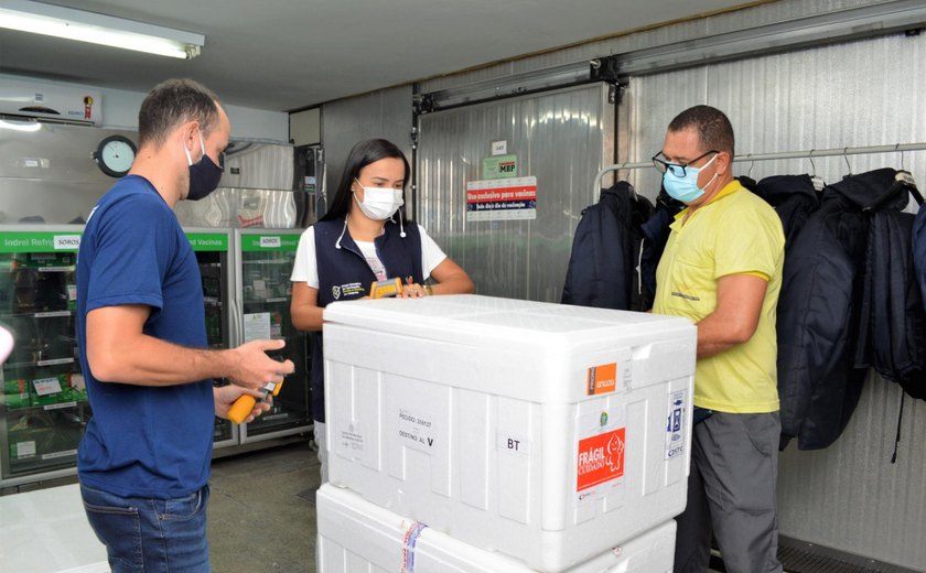 Alagoas inicia distribuição de 40.214 doses de vacina aos 102 municípios