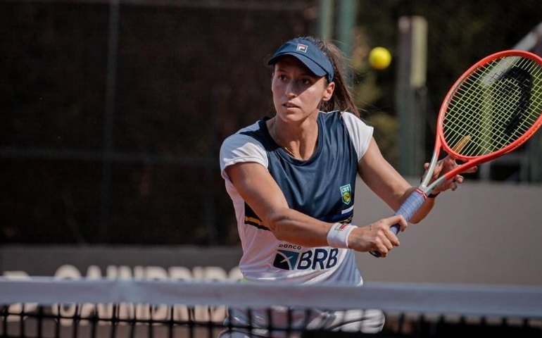 Luisa Stefani sofre queda, assusta, mas vai às quartas de duplas em Indian Wells
