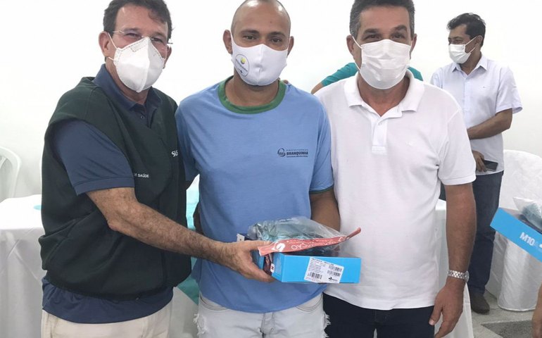 Saúde de Branquinha entrega tablets e novos fardamentos para agentes comunitários