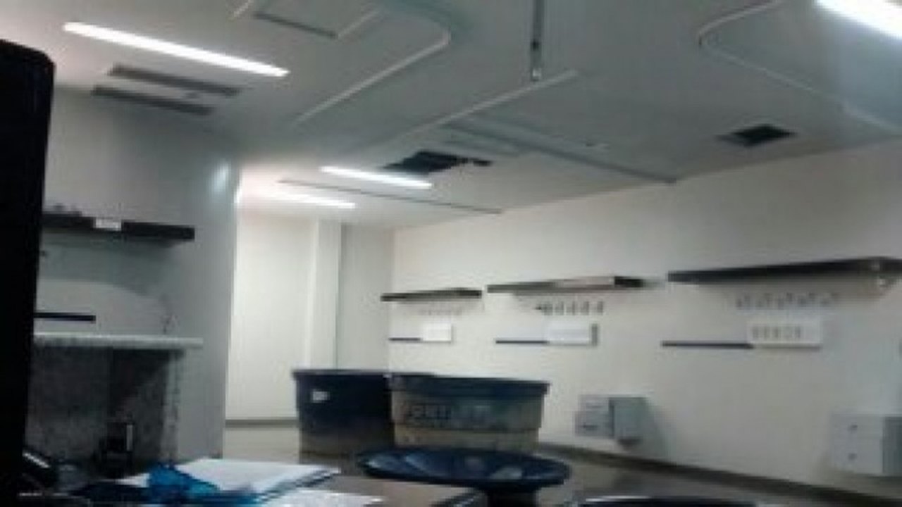 Água jorra de teto da UTI do hospital de Santana de Ipanema
