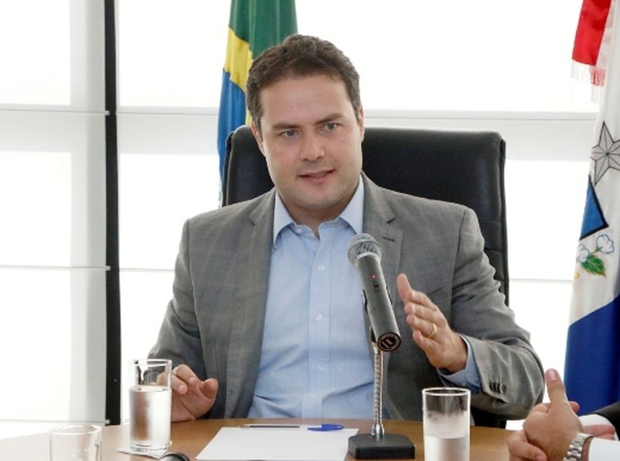 Governador Renan Filho concede entrevista a TV Cidadã do TCE e critica decreto de armas