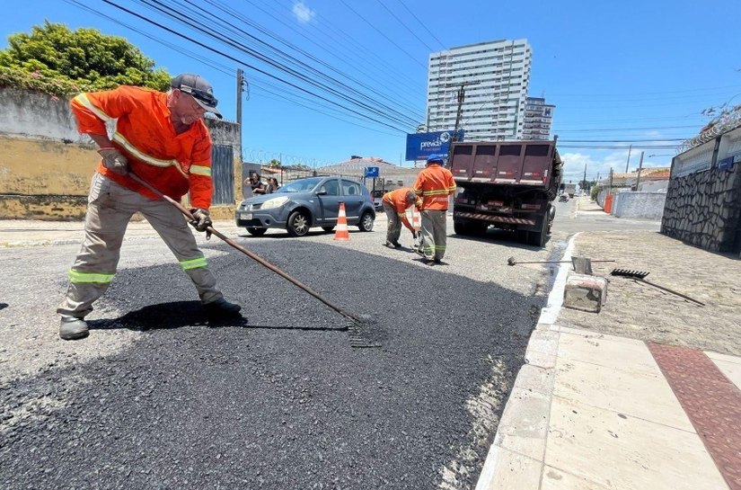 Operação Tampa Bueiro já nivelou 569 tampas de poços de visita em 139 vias de Maceió