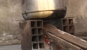 Fogão a lenha tem sido a única forma de preparar refeições por várias famílias em Aracaju. / Foto: Reprodução: TV Atalaia