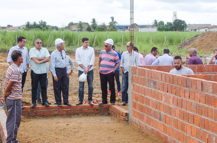 Rui Palmeira acompanha construção da Praça da Juventude