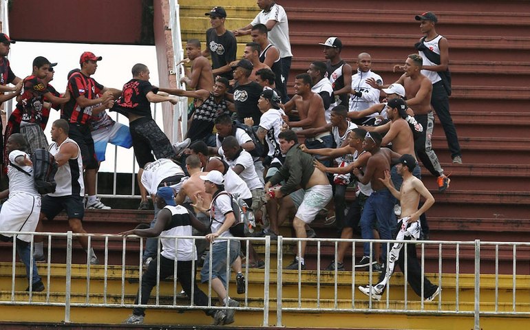 Intimidação em 'casa' cresce e protestos beiram a violência nos clubes brasileiros