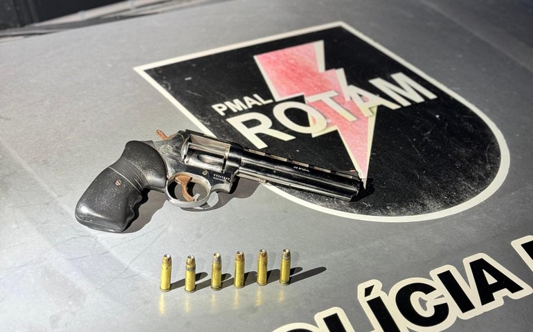 Polícia Militar apreende armas de fogo, drogas e veículo roubado
