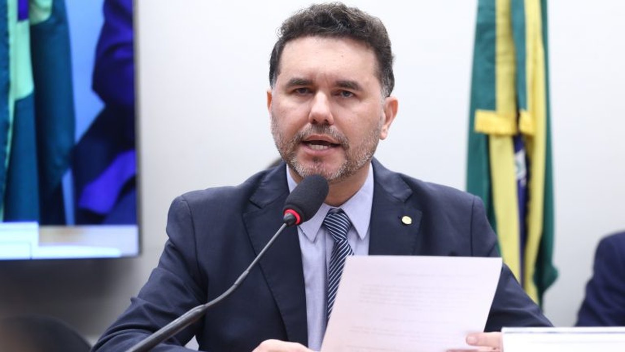 Relator vota por suspensão de mandato de deputados envolvidos em motim na Câmara