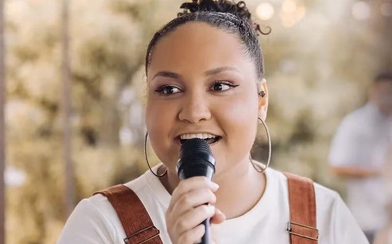 Cantora gospel morre após acidente em parque de diversões em MG