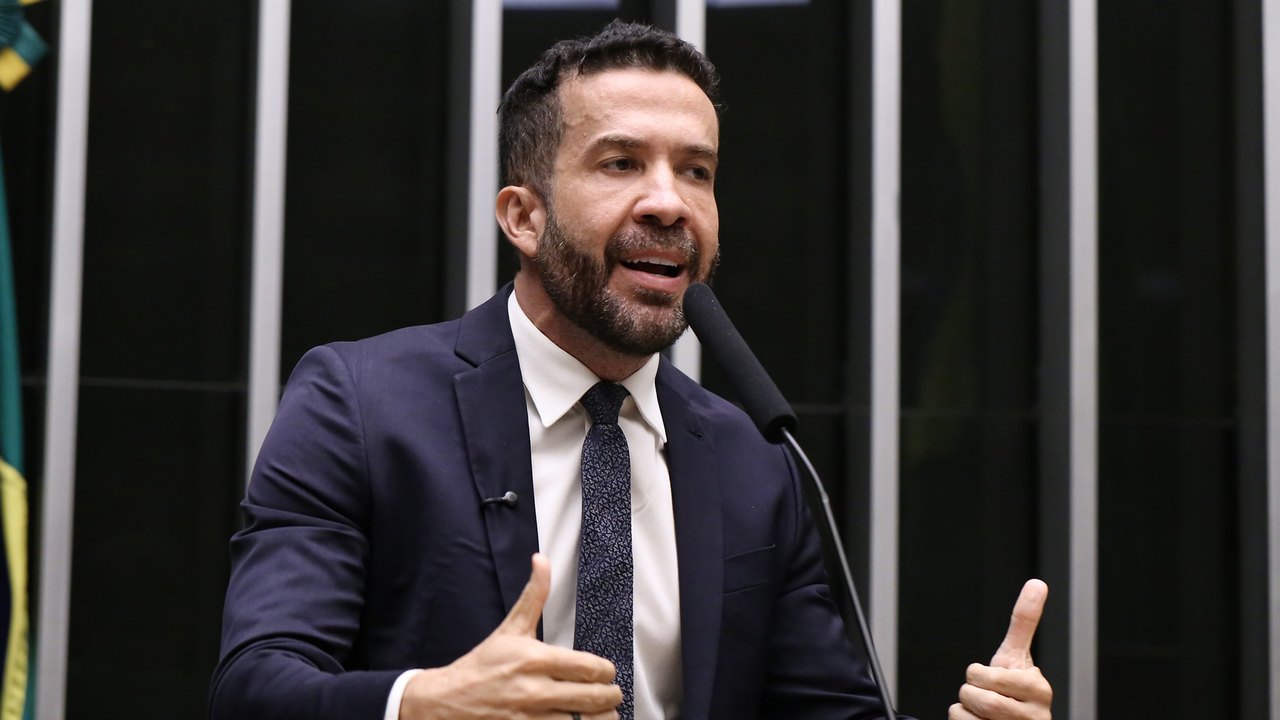 Deputado André Janones é internado com arritmia em São Paulo