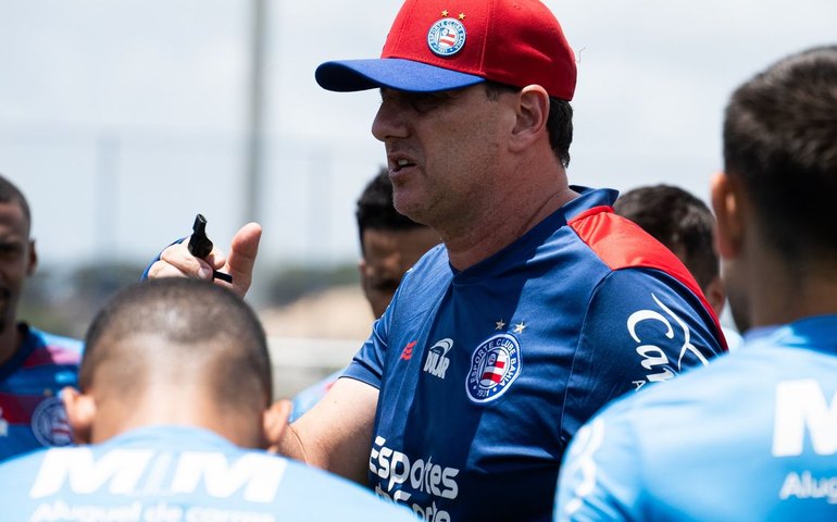 Boneco com foto de Rogério Ceni é pendurado em viaduto em Salvador