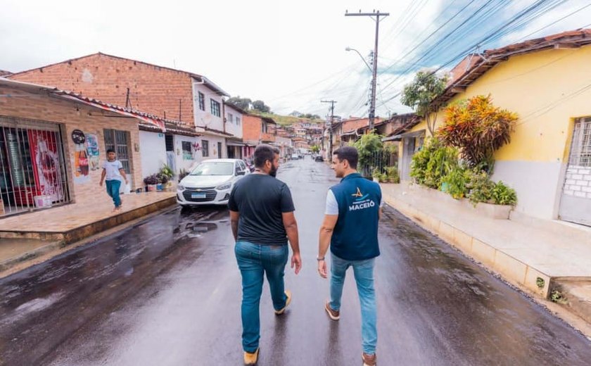 Prefeito JHC acompanha desenvolvimento das obras de pavimentação no Vale do Reginaldo