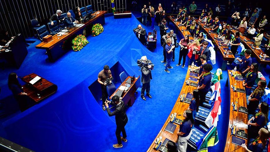 Jovens senadores tomam posse para Semana de Vivência Legislativa